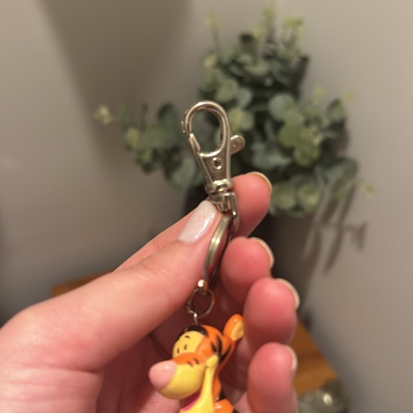 Disney Winnie The Pooh Tigger Bouncing Keychain - Picture 5 of 6